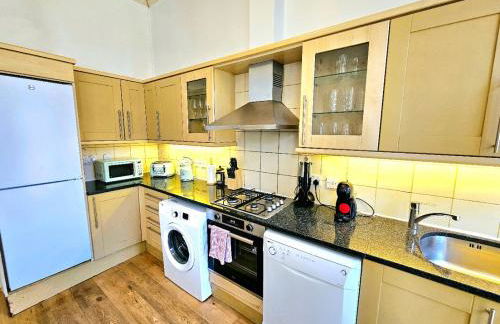 Charming Home with Private Balcony, on 1st floor, with 2 Bathrooms, 3 min walk to Earl's Court Station - Photo 19