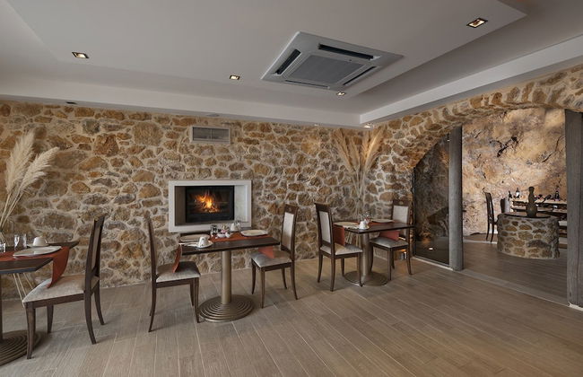 Iakovakis Suites & Spa - Photo 48