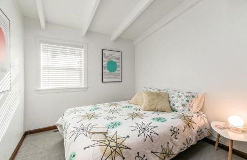 Mid-Century Style And Class In Quiet NE Location - Foto 20