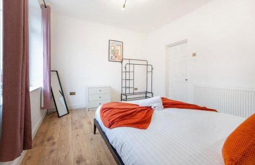 4BR House By Astra Residences Short Lets & Serviced Accommodation Stanley With Free Parking & Instant Booking - Foto 7