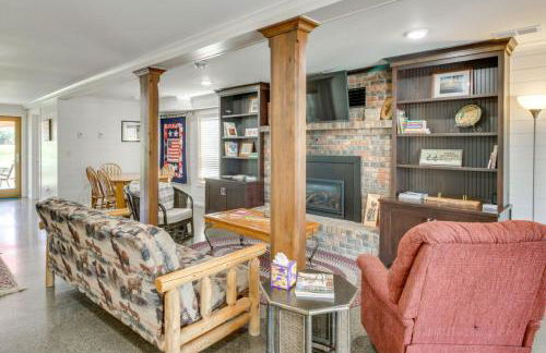 Rustic Lakefront Cabin with Dock and Fire Pit - Foto 5