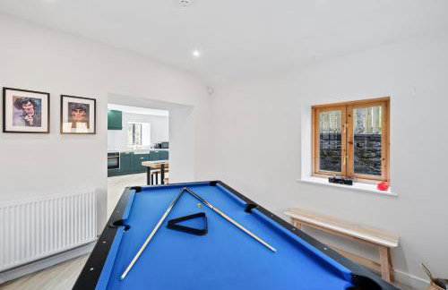 FLOUR MILL HOUSE at PITKERRO MILL, 4 double bedrooms, TVs, 3 en-suite, separate shower, wc, fully equipped kitchen, games room, large family lounge, private parking, WiFi, private garden and courtyard, long stay rates available through Honeycomb Hosts - Foto 9