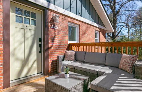 Modern & Cozy on Private Lane, Minutes to Airport - Foto 33