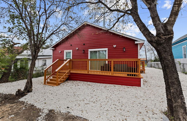 Inviting 4BR 2 5BA Downtown Home With Ample Space - Photo 26