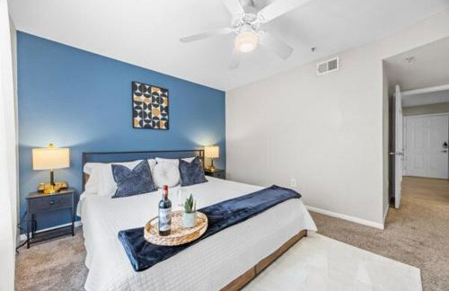 2BR Modern Hideaway near Downtown, Gated, Pool - Foto 18