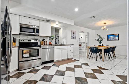 Beachside Escape Poolhouse w Game Room, Grill - Foto 24