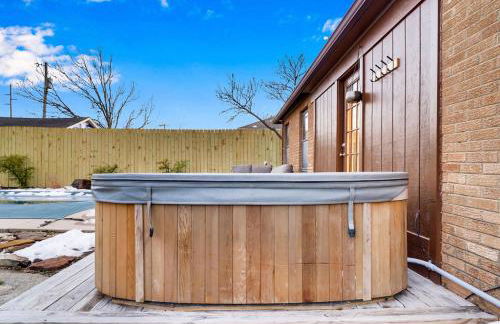 Romantic escape, hot tub, fireplace, massage room! - Foto 35