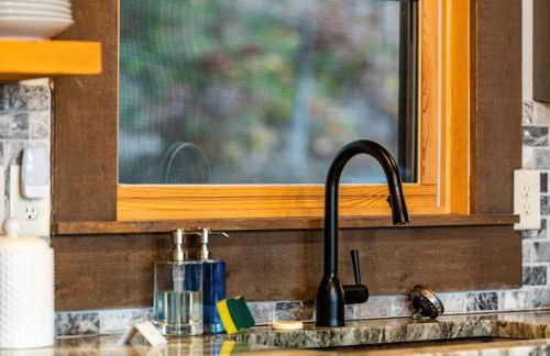 Chardonnay Chalet - Luxe Modern Chalet - Hot Tub, Wi-Fi, Fire Pit, Game Room, Amazing Deck - 15 min to Blue Ridge - Foto 13