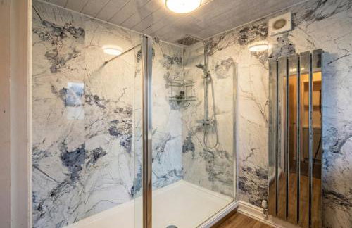 Family-Friendly Detached House Near Leeds and Bradford with Garden - Foto 16