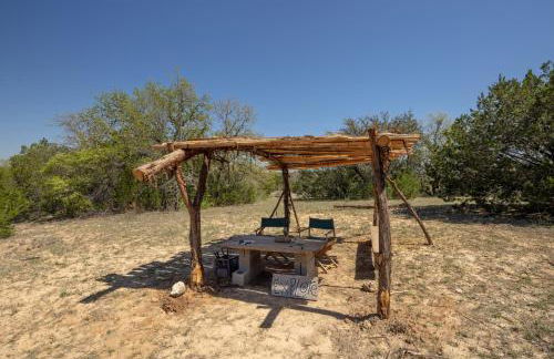 Hobbit Treehouse with waterfall on the Brazos River! 350 acres! Tubing! Petting zoo! - Foto 47