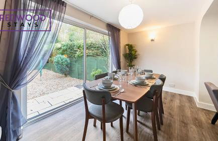 3-Bedroom Serviced House, Free Parking for 2 Cars, Free WiFi By Redwood Stays - Foto 17