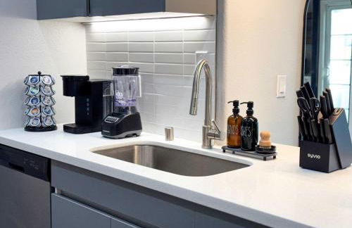 Bright & Spacious in Iconic LA Neighborhood Free parking - 10mins to Cedars - Photo 29