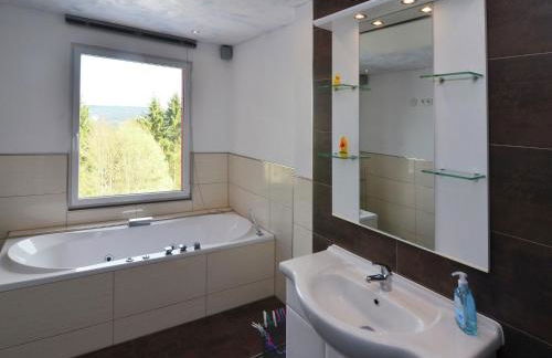 Chalet in Schnett Near Ski Slopes - Foto 30