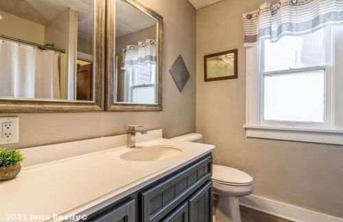 Bright 4BR Bungalow Sleep 12 near Des Moines & i80 - Foto 8