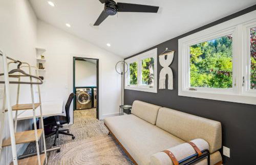 Luxury River Home - Pets Stay Free - Photo 8