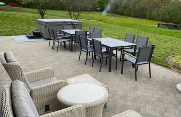 Secluded Countryside Home, Hot Tub, Onsite Pub, Pool Table, Sleeps upto 13, Perfect for a family get together - Photo 6