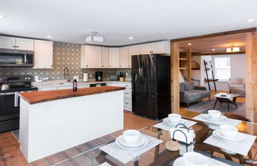 Rustic Luxe Creekside Retreat with Hot Tub and Fire Pit, Minutes From Hudson - Foto 7