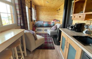 Cuddles & Bubbles Cozy Cabin with jacuzzi spa hot tub - Foto 7