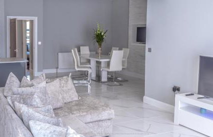 Beautiful Modern Open Plan Living With Hot Tub - Photo 25