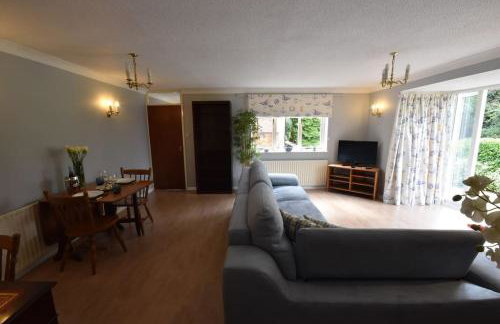 Canalside Manor House Annexe with Secure Parking - Photo 21