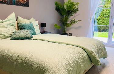 The Villa Toscana, a serene retreat in Center of Friedrichshafen City with lush green lawns, terrace & private garage- Lidl, Bakery walking distance- Bodenseecenter, Sportsbad 3 mins, Lake 7 mins - Foto 13