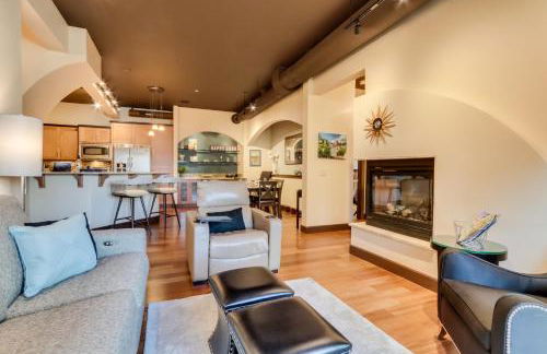 Walk Downtown Stunning Condo with Attached Garage - Foto 1