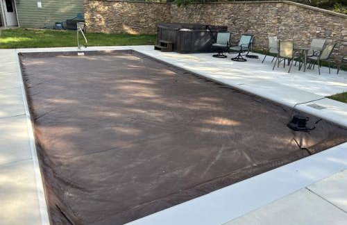 Riverbend Lodge Spacious Riverfront Home with Hot Tub Pool & Mountain view - Foto 6