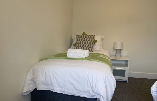 Gladstone Apartments by Bluebell Rooms - Photo 22