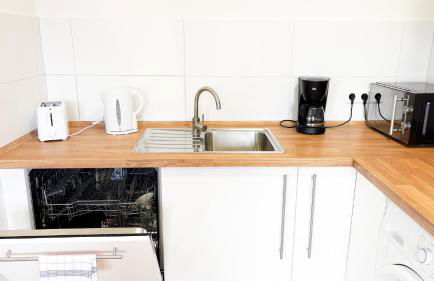 Monteurwohnungen mit TV, Internet, Parkplatz, Waschmaschine, Küche, Balkon, Restaurants und Supermarkt - Foto 22