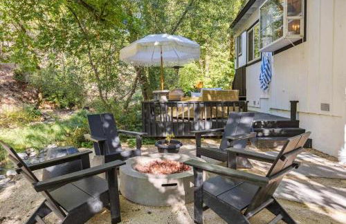 Modern Organic Home with Backyard Creek near State Park - Foto 26