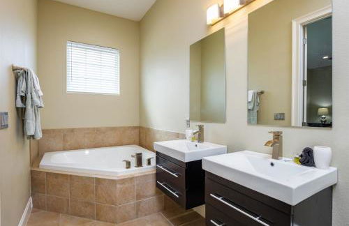 Luxury Mansion Pool Hot Tub Theater Outdoor Kitchen BBQ GM RM 2 Miles Disney - Foto 31