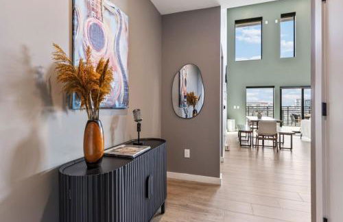 Penthouse Luxury with Pool Patio and City View plus Walk to Broadway - Foto 11