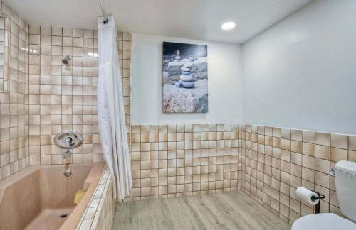 Serene Coastal Home Sleeps 8 - 1 Mile from Beach - Foto 52