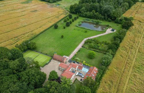 Cottage In Norfolk Sleeps 23 - Private Pool, Fishing Lake, Hot Tub Ref 99008Sc - Foto 1