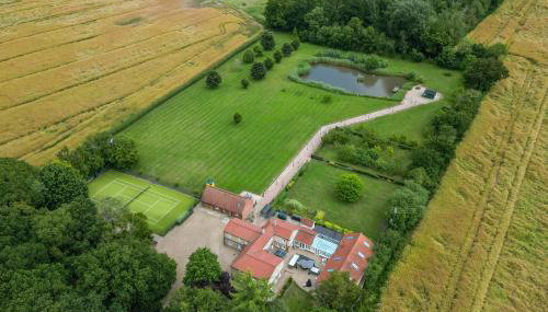 Cottage In Norfolk Sleeps 23 - Private Pool, Fishing Lake, Hot Tub Ref 99008Sc - Foto 1