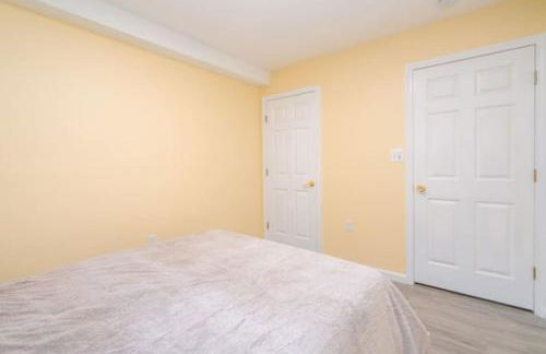 Gorgeous Waterfront 2 Bedroom 1 Bath Modern Home. - Foto 9