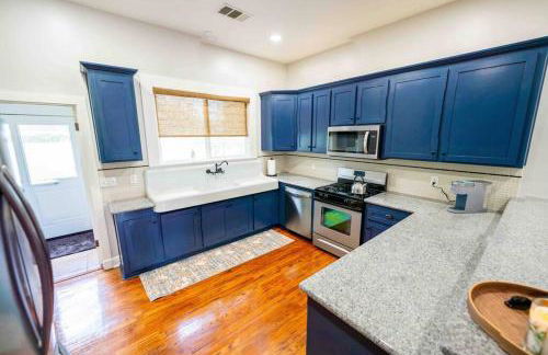 Downtown 3 bed newly renovated with amenities. - Photo 9