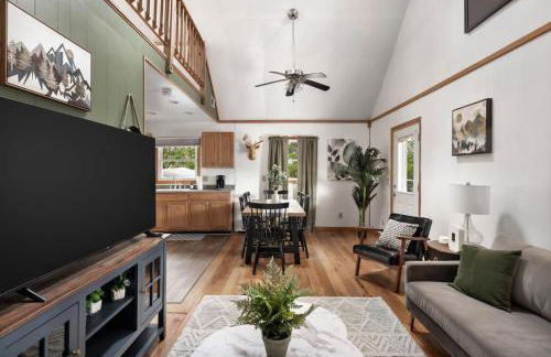 Cozy cabin w hot tub, fire pit & pet-friendly - Foto 11