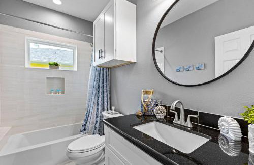 Relax And Sea NEW Luxury Canal-View Escape Gated Community Firepit and Decks - Foto 30