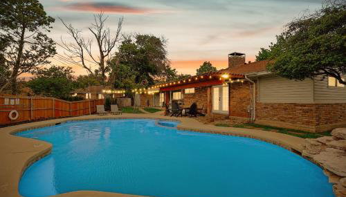 3-BD Backyard Oasis w Pool Patio Firepit - Foto 2