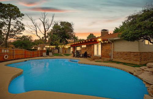 3-BD Backyard Oasis w Pool Patio Firepit - Foto 2