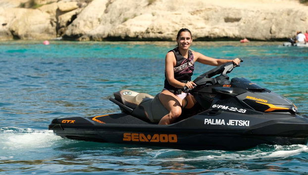 Jeune femme sur un jet-ski