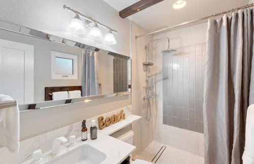 Elegant Beach Living, Just Blocks to the Sand - Foto 5