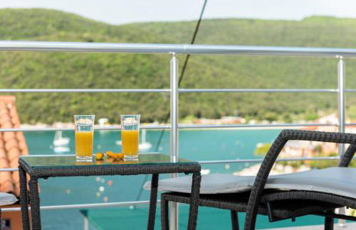 Apartment Mirella 1 "Your sunny sea-view escape with two terraces in the heart of Rabac" - Foto 2