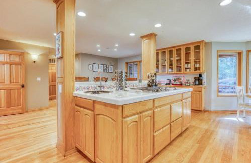 Iron Mountain - Spacious Secluded Lodge with Hot Tub & Game Room - Photo 28