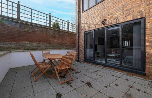 Modern 4 Bedroom House With Parking in Farnham Royal, Slough By 360stays - Foto 44