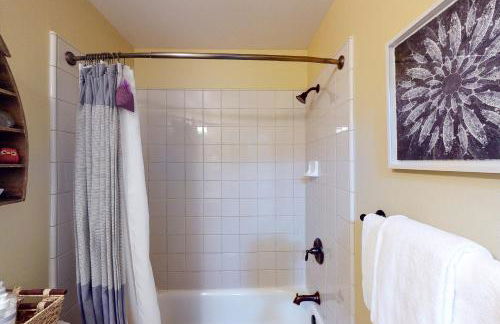 Northshore Lakeview Getaway - Photo 18