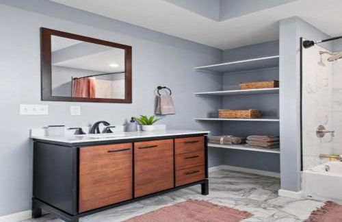 Hot Tub N64 Mins to Downtown Sleeps 8 - Foto 32