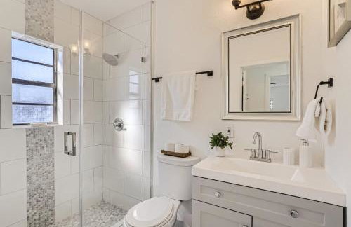 Ridgeway Villa - Revel in Sunlit Living with Backyard Gazebo & Pool - Foto 8