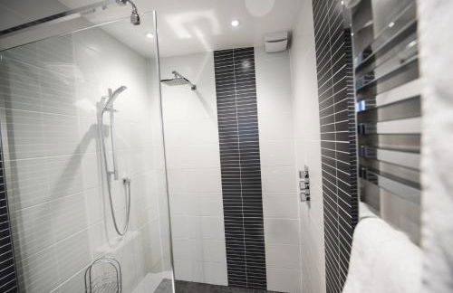 Two Bare Feet - Photo 23